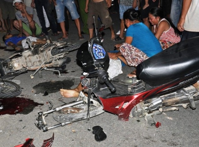 Hai xe may kep 3 dam truc dien, 4 nguoi chet hinh anh