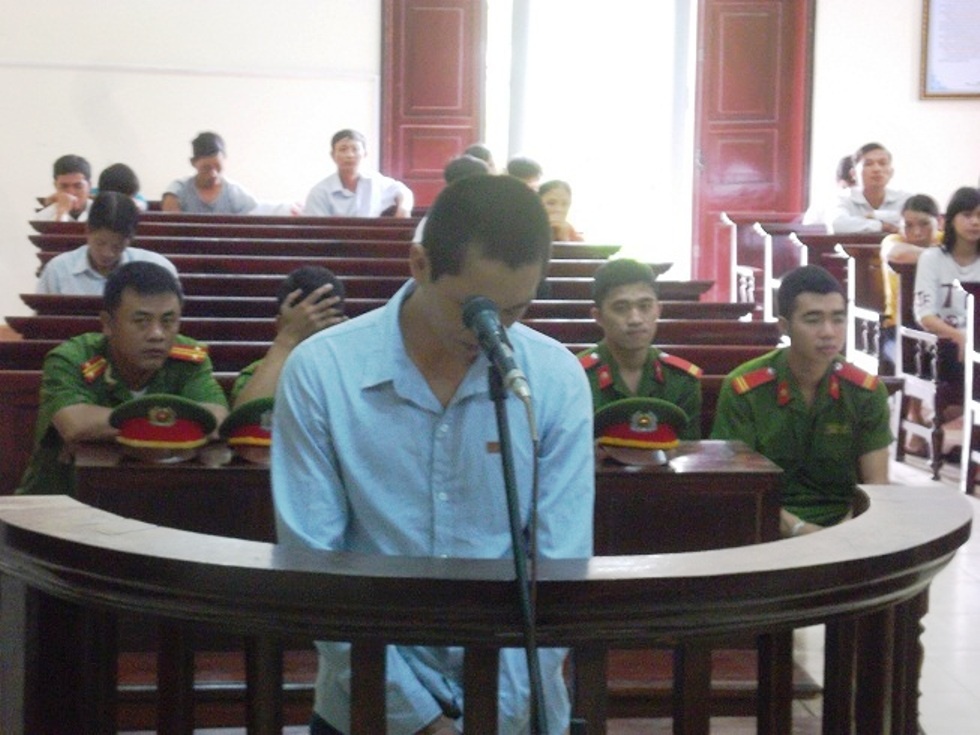 Bi doa duoi khoi nha, con rut dao dam cha nhieu nhat hinh anh