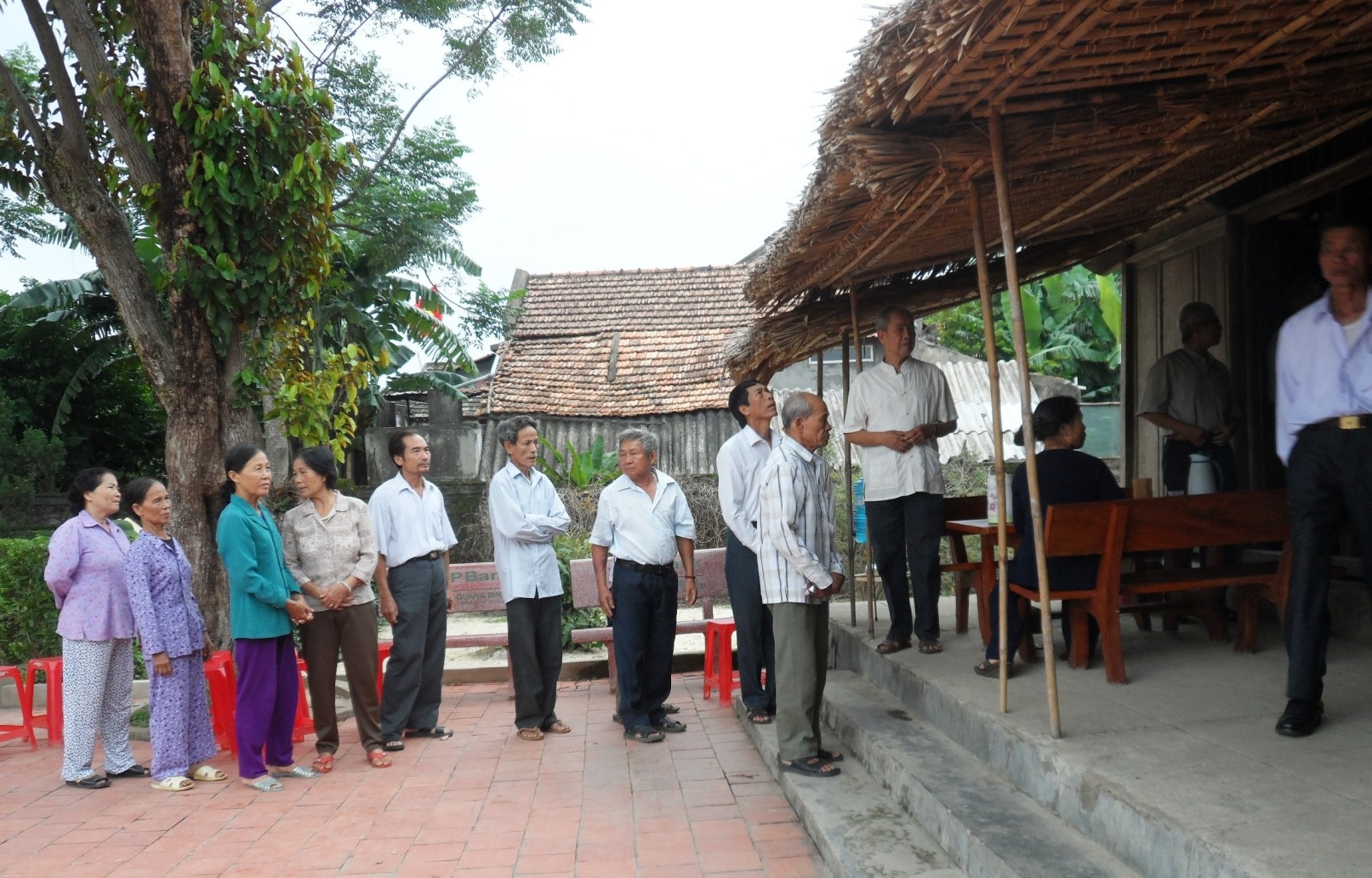 Sau khi Lễ cúng kết thúc, người dân Lệ Thuỷ lại xếp hàng để vào thắp hương lên bàn thờ Đại tướng trong dịp tròn một năm người về an nghỉ  với đất mẹ.