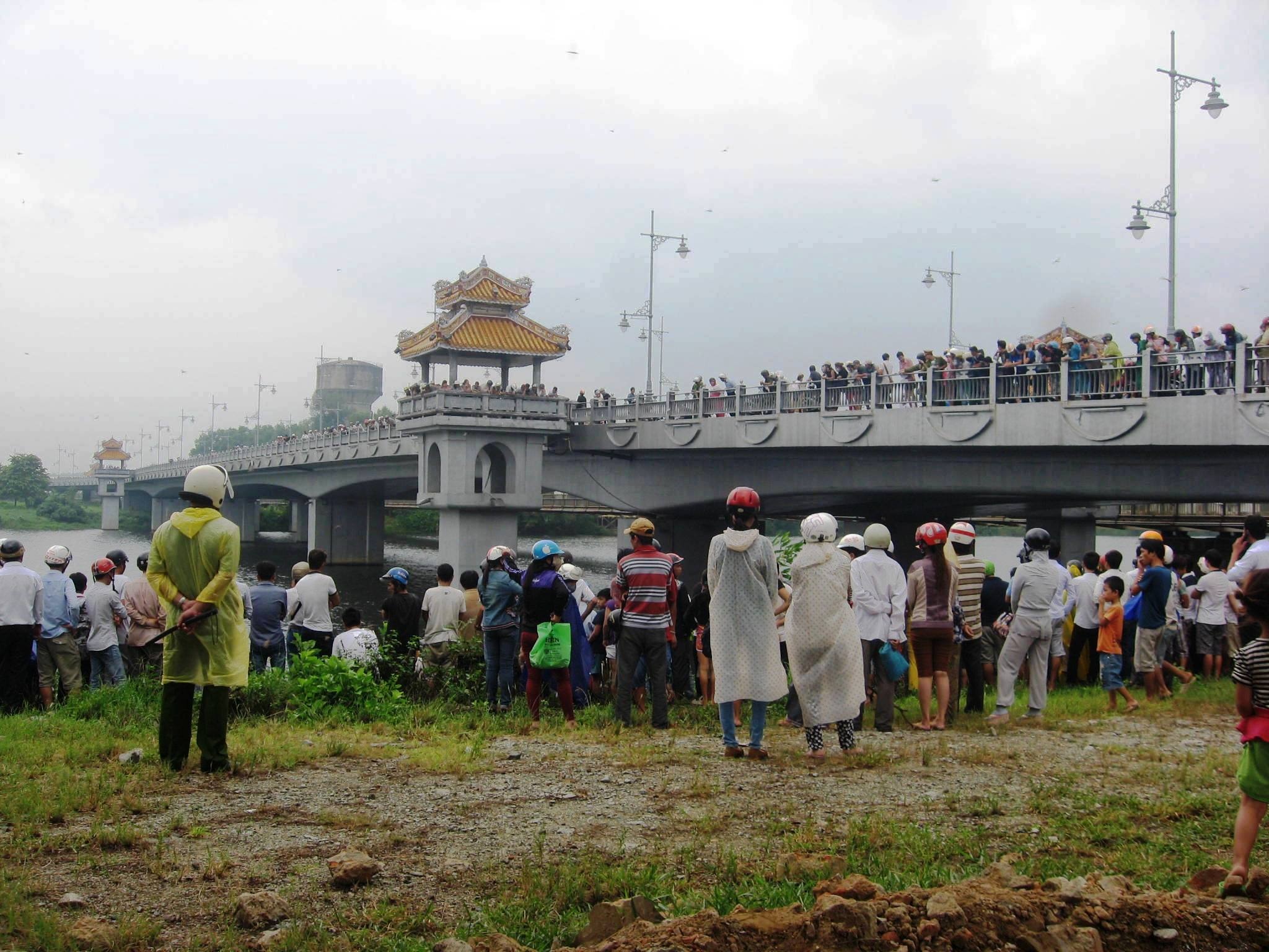 De lai dien thoai tren cau, mot phu nu nhay song tu tu hinh anh