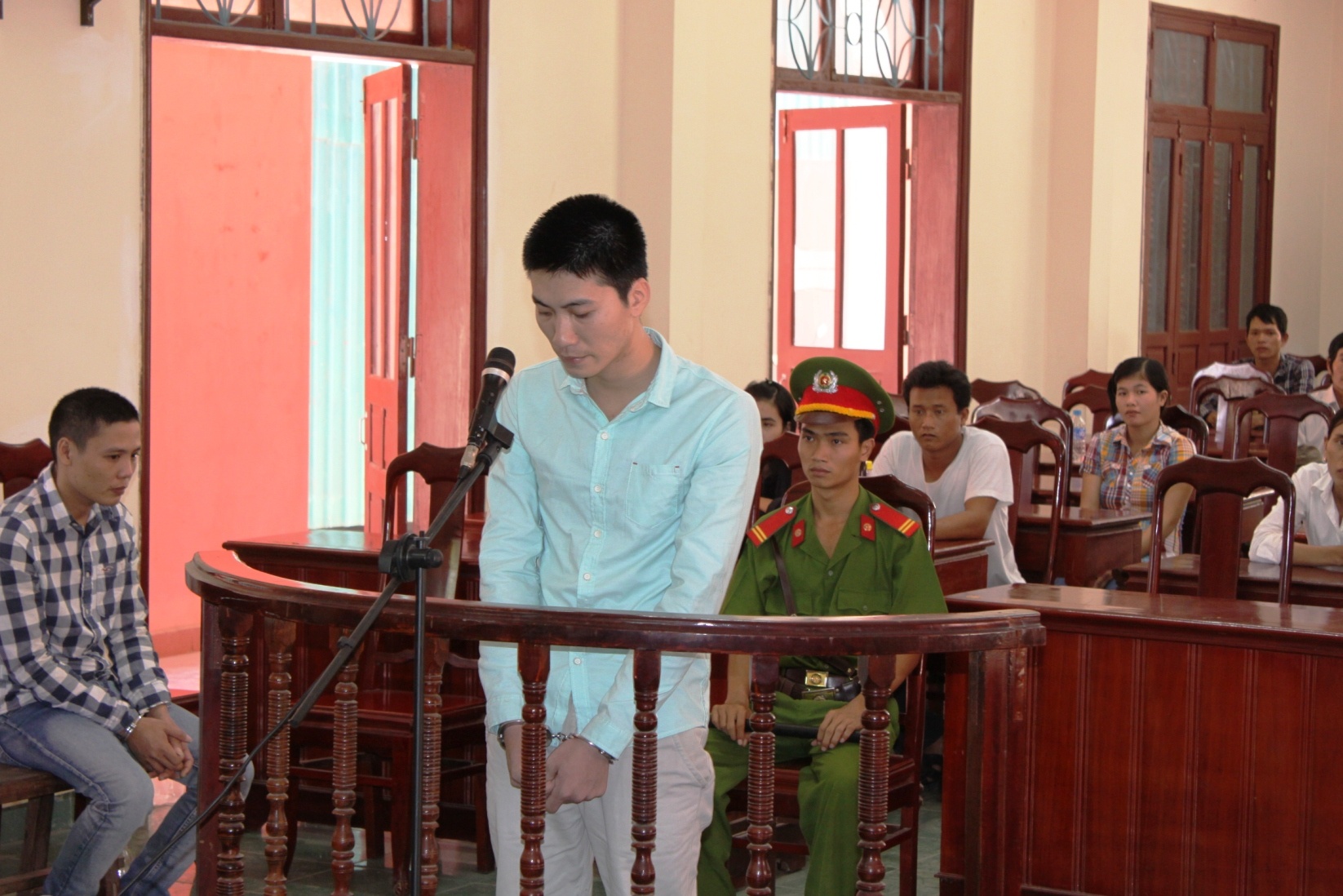 Nguoi chet, ke vao vao tu vi cuc pin dien thoai hinh anh