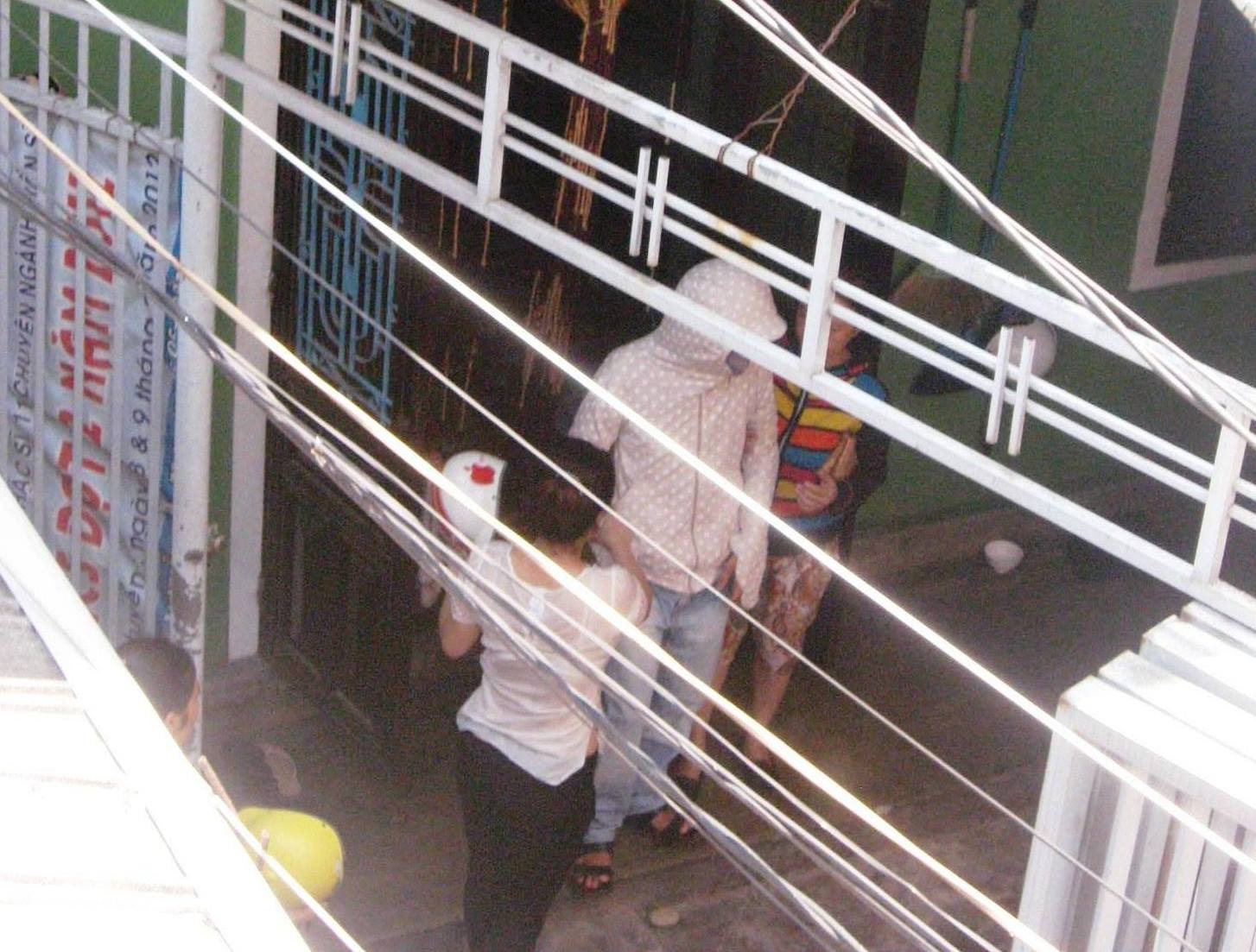 Mang ruou va dao den nha ban gai de... noi lai tinh xua hinh anh