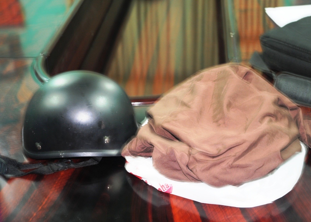 Áo khoác, mũ bảo hiểm...mà Quang dùng để cải trang ra ngoài