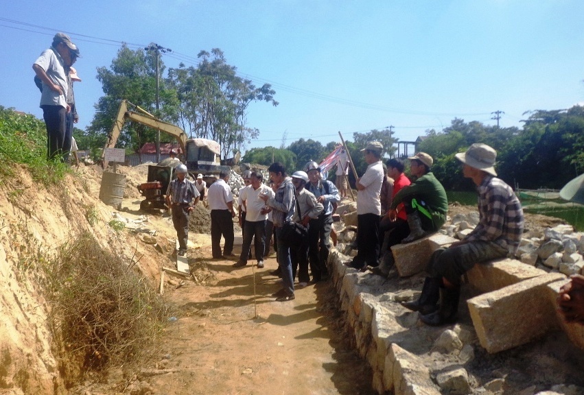 Hàng trăm người dân làng Xuân Hòa kéo đến ngăn cản đơn vị thi công