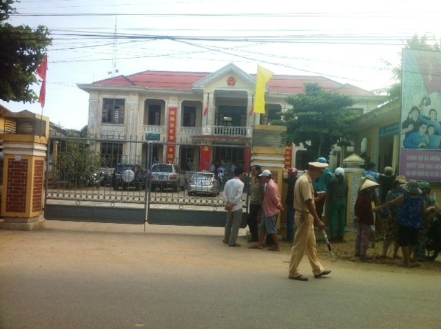 Mot pho chu tich xa treo co trong phong lam viec hinh anh