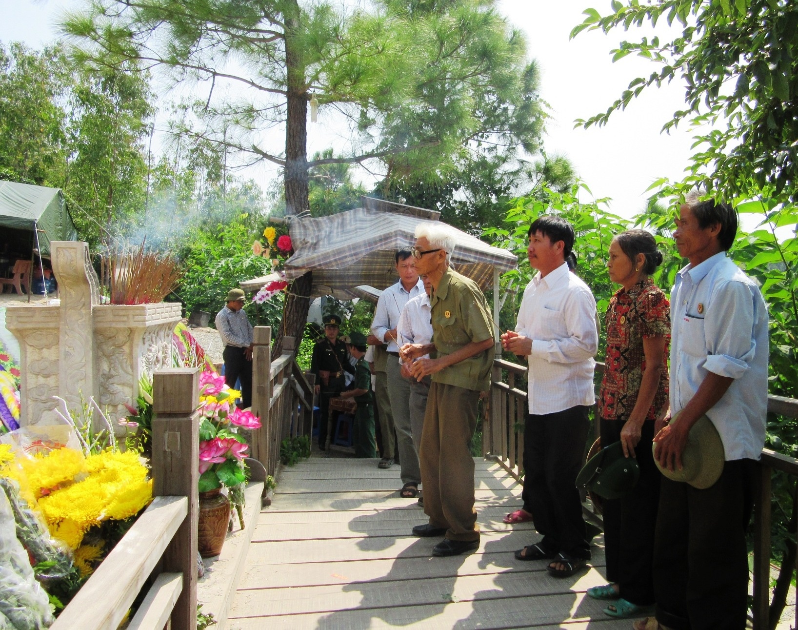Nguoi dan doi nang do ve Vung Chua vieng Dai tuong hinh anh