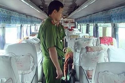 Mot nguoi dot tu tren xe khach dang chay hinh anh