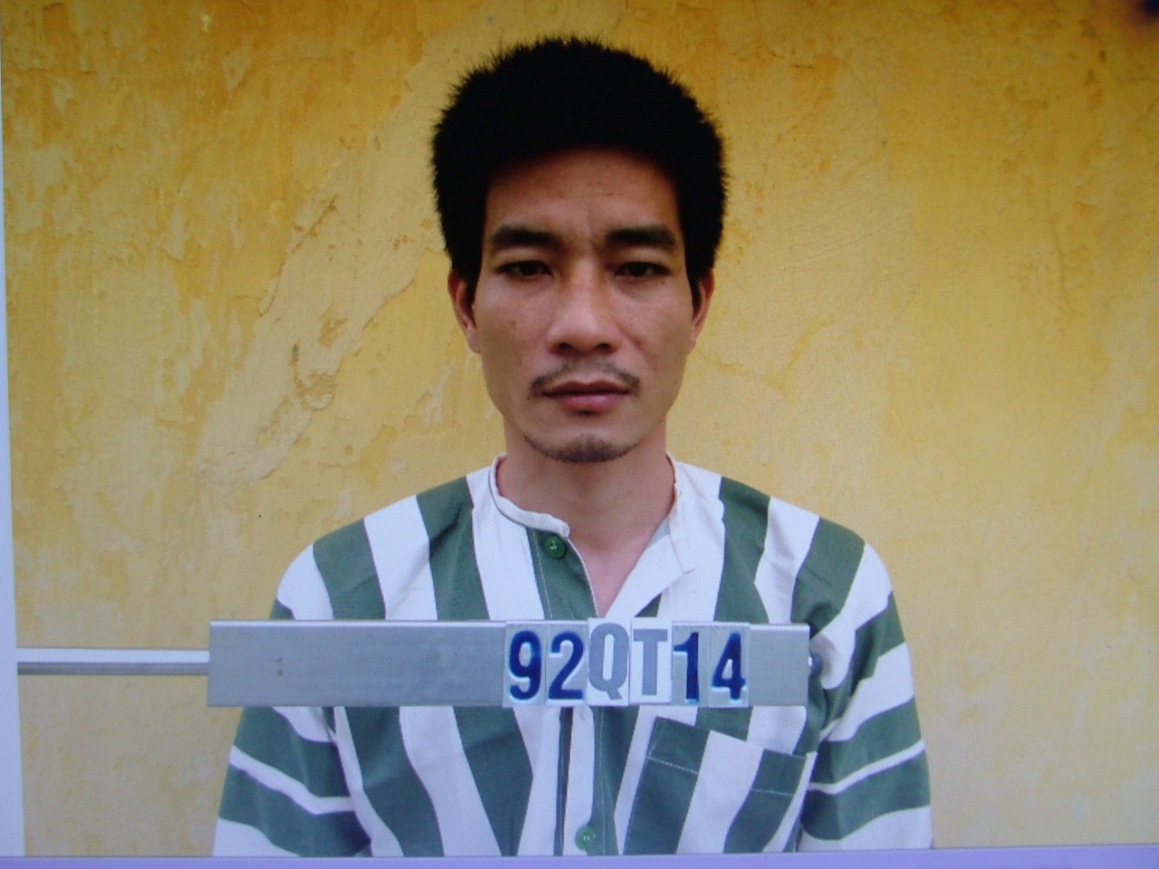 Trai lang quay quan bar, dam cong an chay mau mui hinh anh