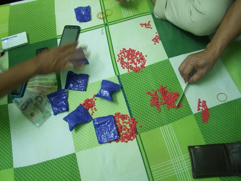 Anh em ruot mua gan 2.000 vien ma tuy tu Lao ve que tieu thu hinh anh