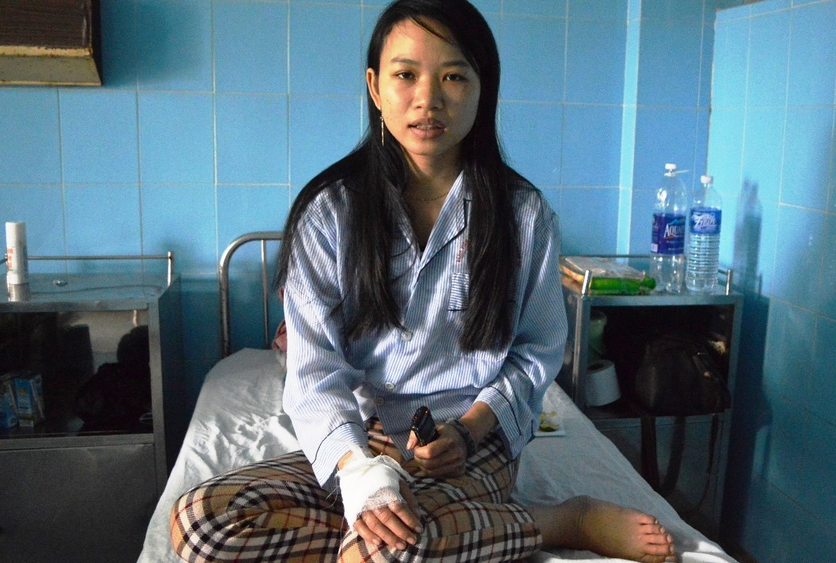 Hai thanh nien danh ca nha chu quan nhau de quyt tien hinh anh