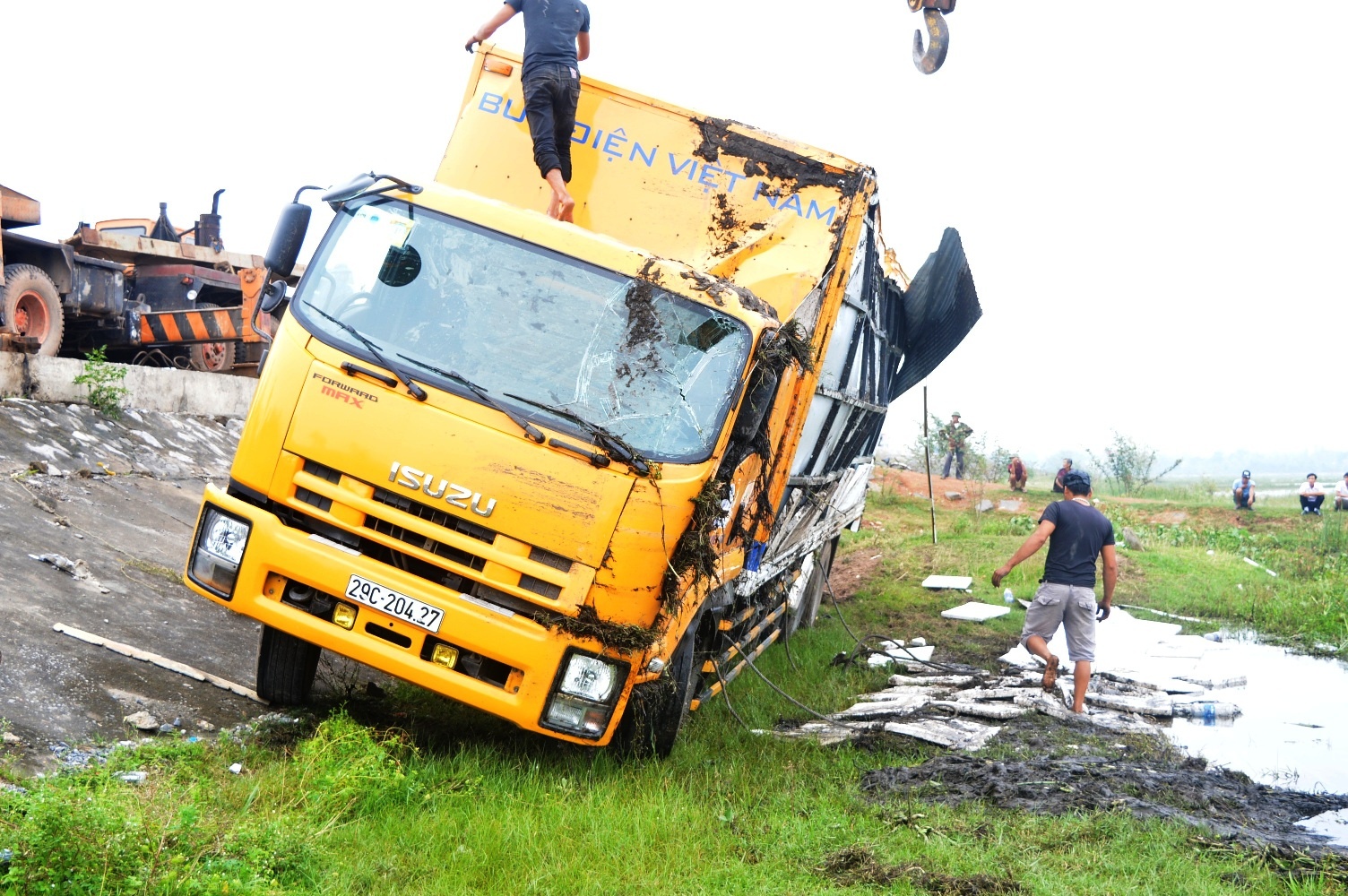 Tai xe ngu gat, xe buu dien lat xuong ruong hinh anh