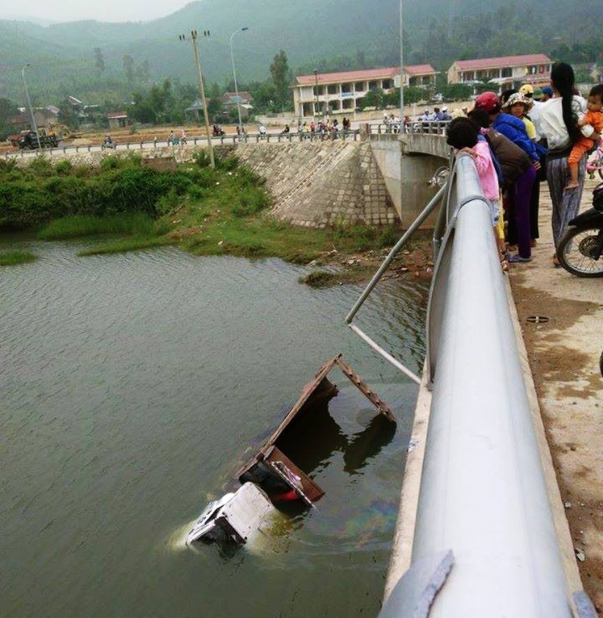 Xe ben cay gay hang chuc met lan can roi lon nhao xuong song hinh anh