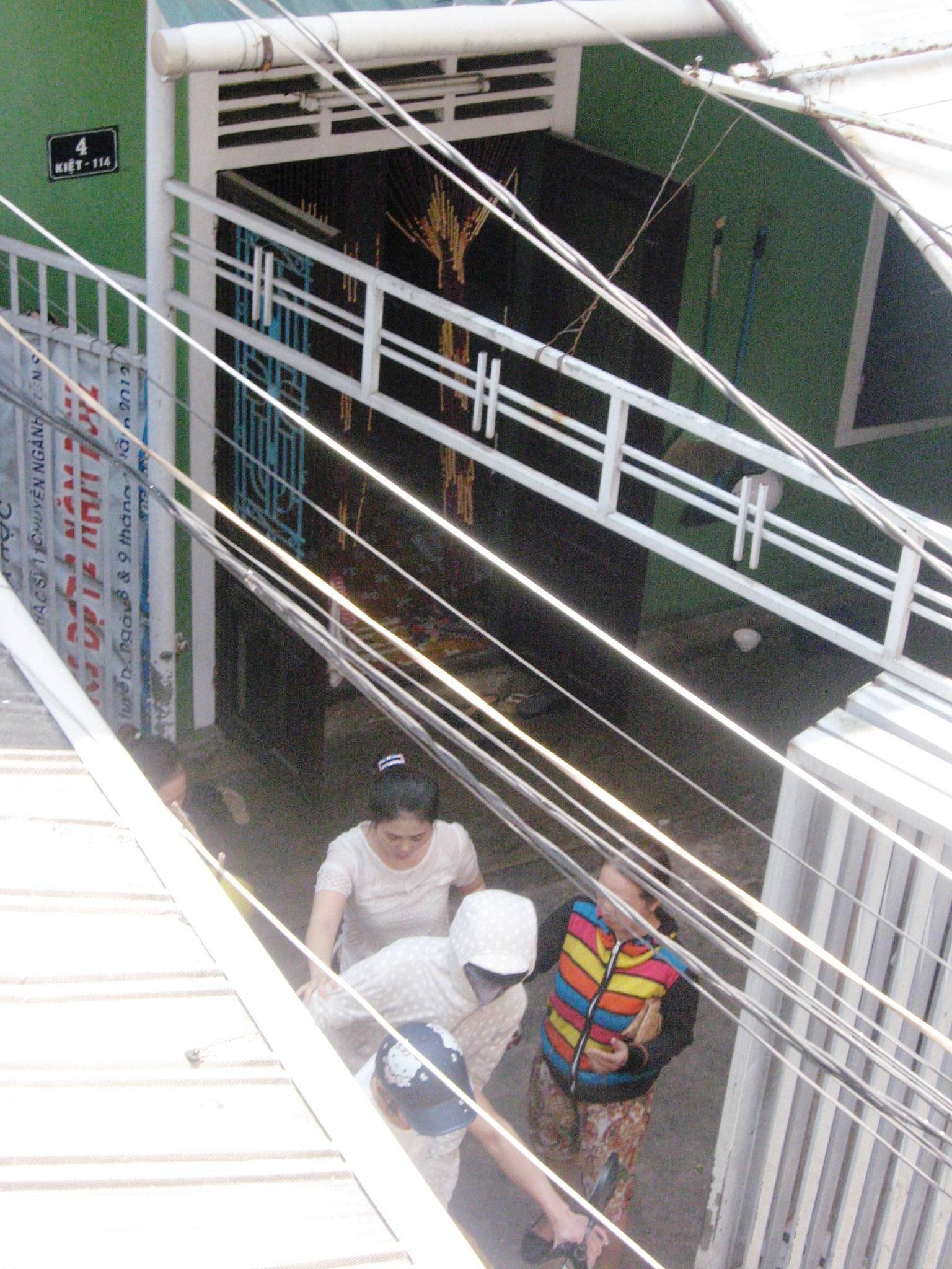 Sau khi được thuyết phục, Quang đã chịu thả chị Ngân và lên xe rời khỏi hiện trường  