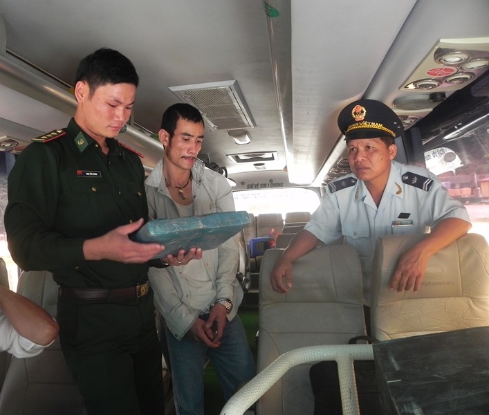 Phu xe mua 2 kg can sa tu Lao ve Viet Nam hinh anh