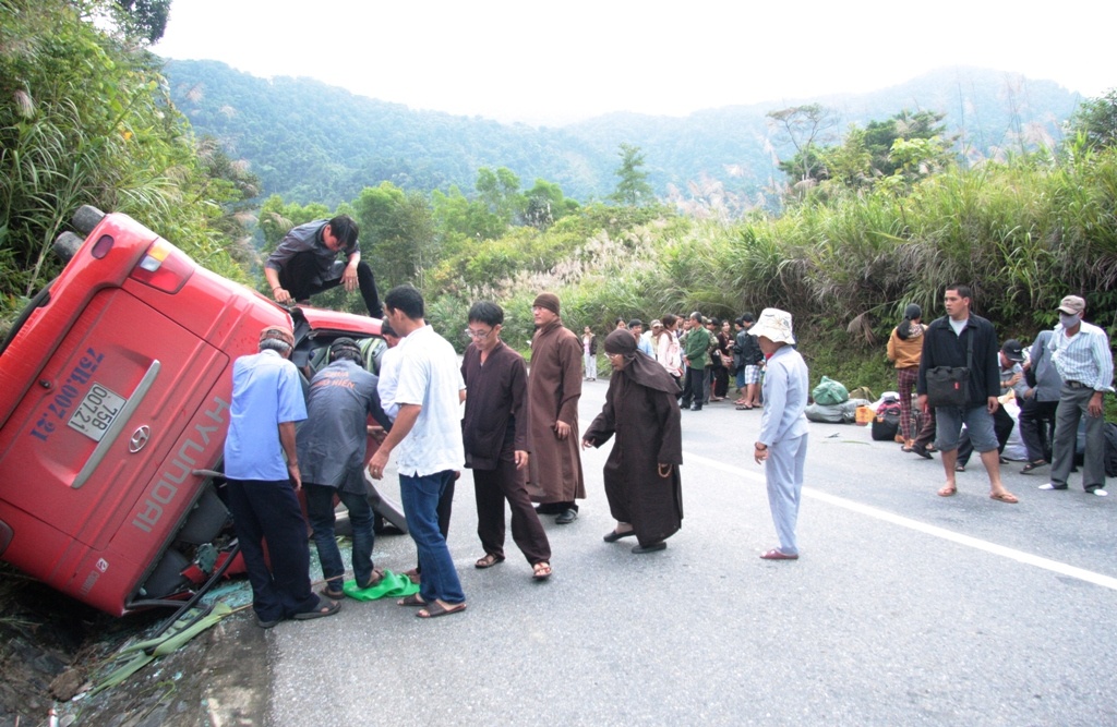 Oto cho 30 hanh khach lao vao vach nui lat up hinh anh