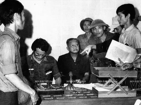 Ai viet tuyen bo dau hang cho Duong Van Minh ngay 30/4/1975 hinh anh