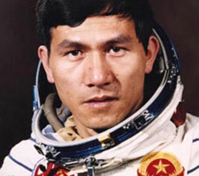 Anh hung Pham Tuan ren luyen the nao de bay vao vu tru? hinh anh