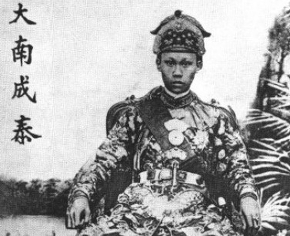 Vua nao gia dien che mat ke thu, lap doi quan toc dai danh giac? hinh anh