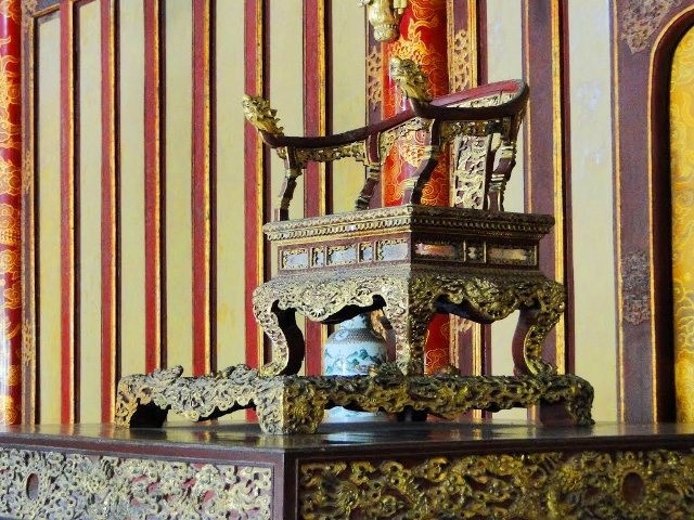 Ngai cua vua chua ngay xua co lam bang vang that? hinh anh