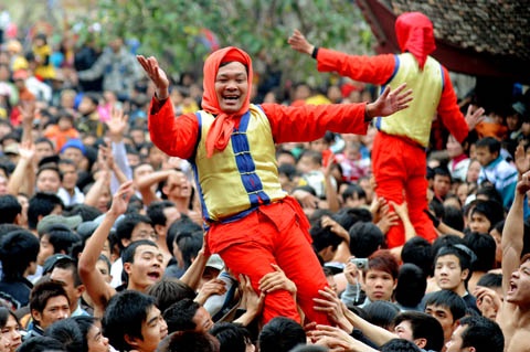 Tinh nao la que huong cua 700 trang nguyen, tien si, huong cong? hinh anh