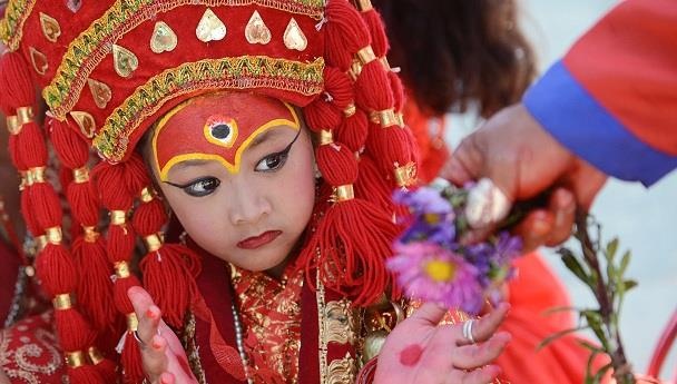 O nuoc nao, be gai duoc chon lam 'thanh nu dong trinh'? hinh anh