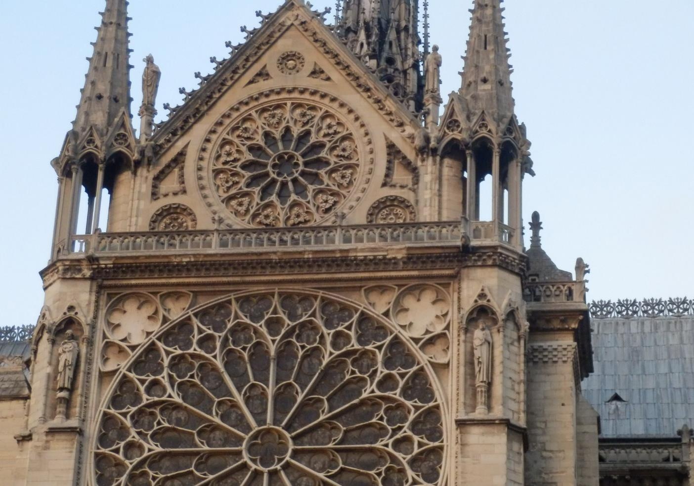 Nha tho Duc Ba Paris co ten goi khac la gi? hinh anh