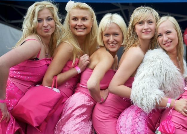 Quoc gia du thua phu nu dep, dan ong duoc phep lay 10 vo hinh anh