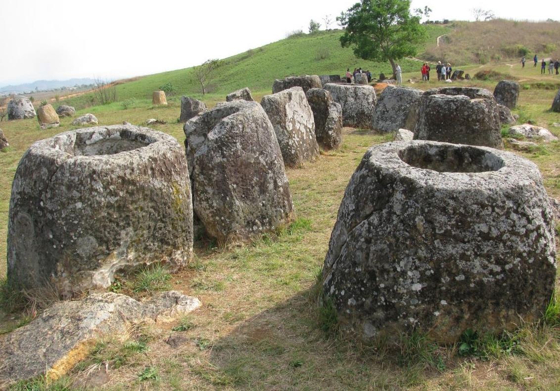 Quoc gia Dong Nam A khong giap bien, an tang nguoi chet trong chum da hinh anh