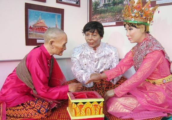 Dan toc nao nam gioi phai di tu moi de lay vo, co le hoi Ok om bok? hinh anh