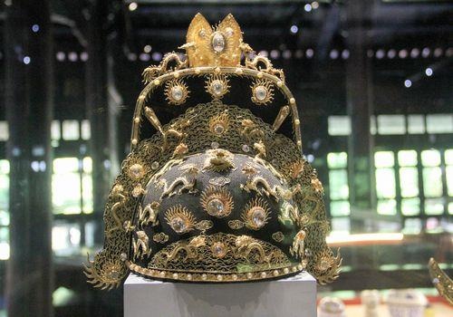 Chiec mu duy nhat duoc gan 35 con rong bang vang o Viet Nam hinh anh