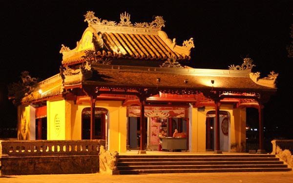 Ngoi dinh duy nhat duoc chon in tren tien hinh anh