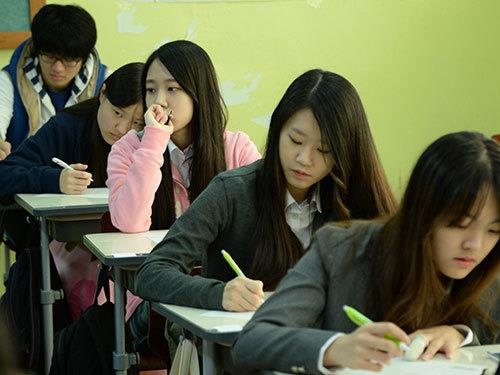 Quoc gia chau A nao co hon 93% dan so hoc dai hoc? hinh anh