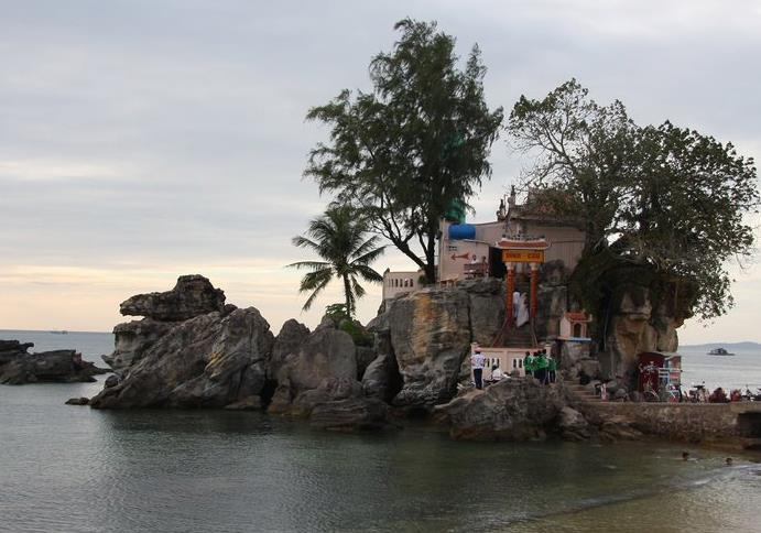 Dinh Cau hon 300 nam va hon dao lon nhat Viet Nam hinh anh