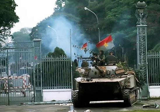 Ai lai xe tang huc do cong Dinh Doc Lap trua 30/4/1975? hinh anh