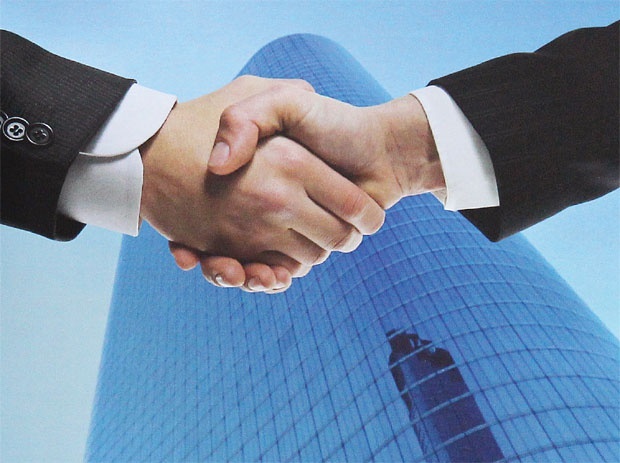 Nghi lễ bắt tay,  chạm ly ảnh 1 Nghi le bat tay,  cham ly anh 1