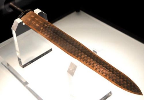 Bao kiem hon 2.400 nam tuoi cua Viet Vuong Cau Tien hinh anh