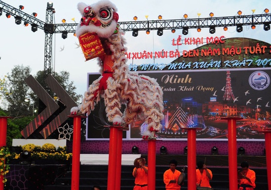 Le hoi xuan lon nhat mien Nam dien ra o tinh nao? hinh anh