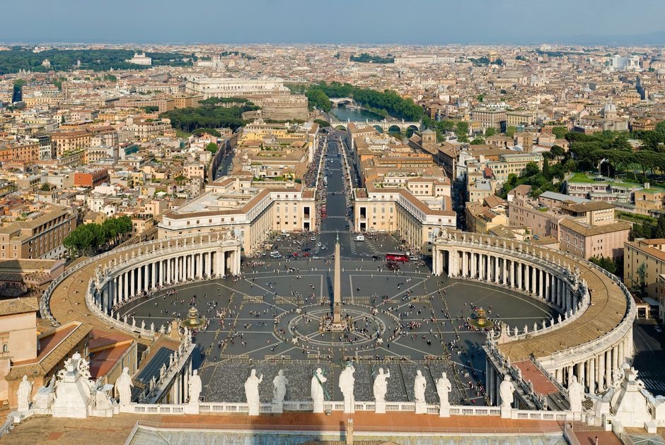 2 quoc gia nam tron trong lanh tho Italy hinh anh