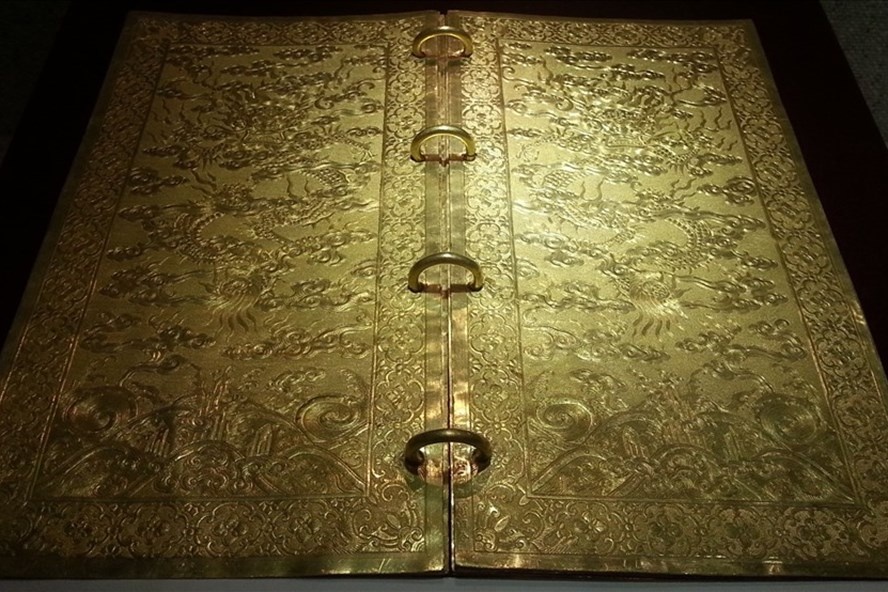 Sach vang trieu Nguyen anh 1