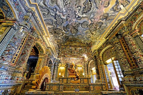 Buc tranh lon nhat Viet Nam duoc ve bang chan hinh anh