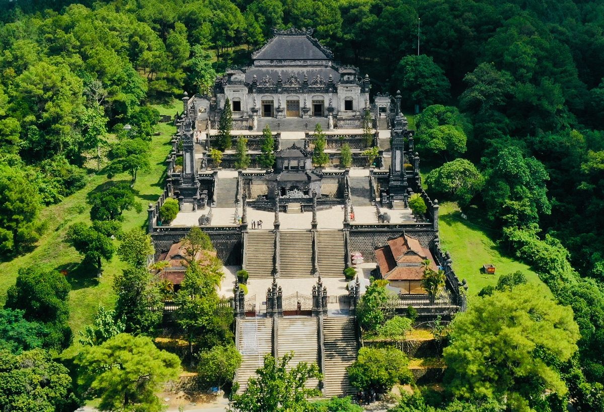 Buc tranh ve bang chan tai lang vua Khai Dinh hinh anh