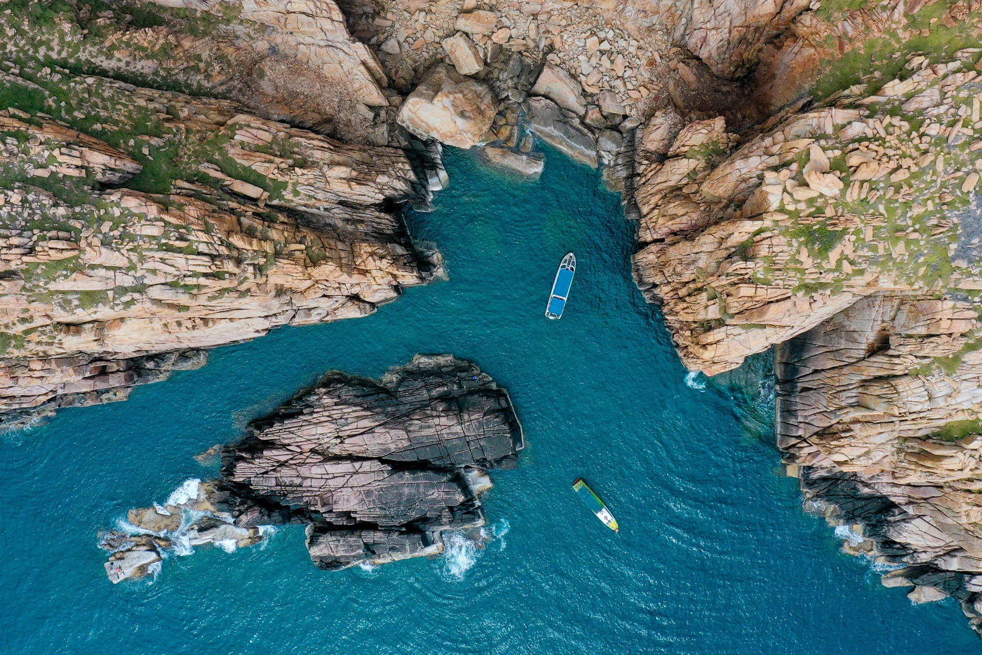 Hon dao nao lon nhat Viet Nam? hinh anh