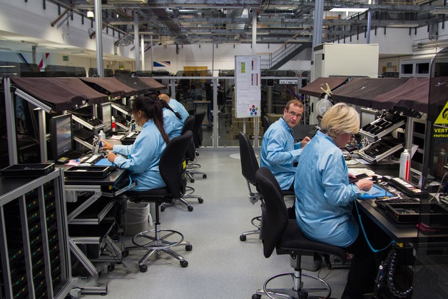 Ben trong nha may Vertu hinh anh