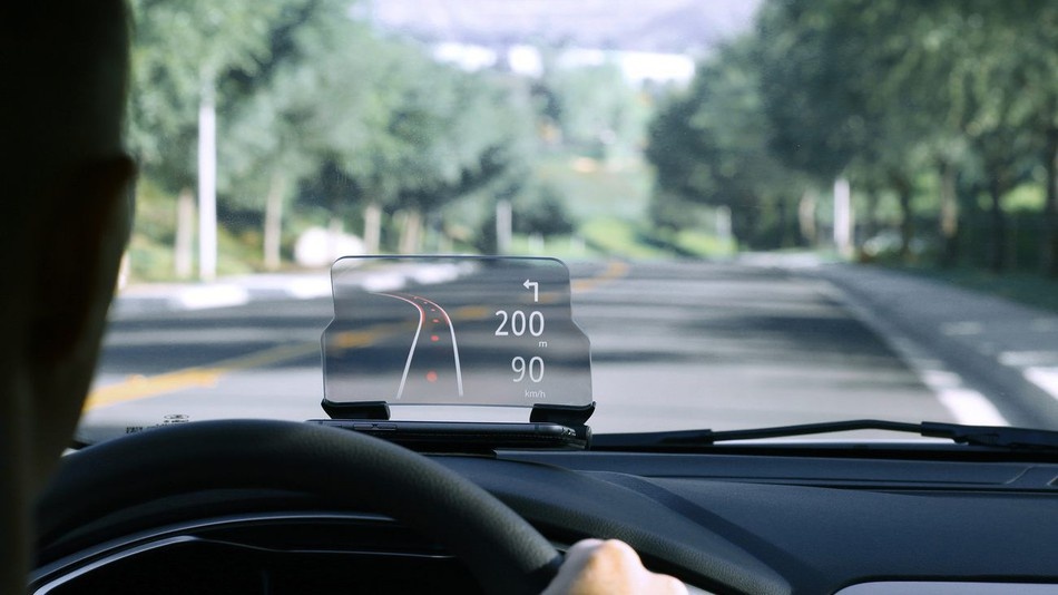 Man hinh hien thi tren kinh giup lai xe de dang hon hinh anh