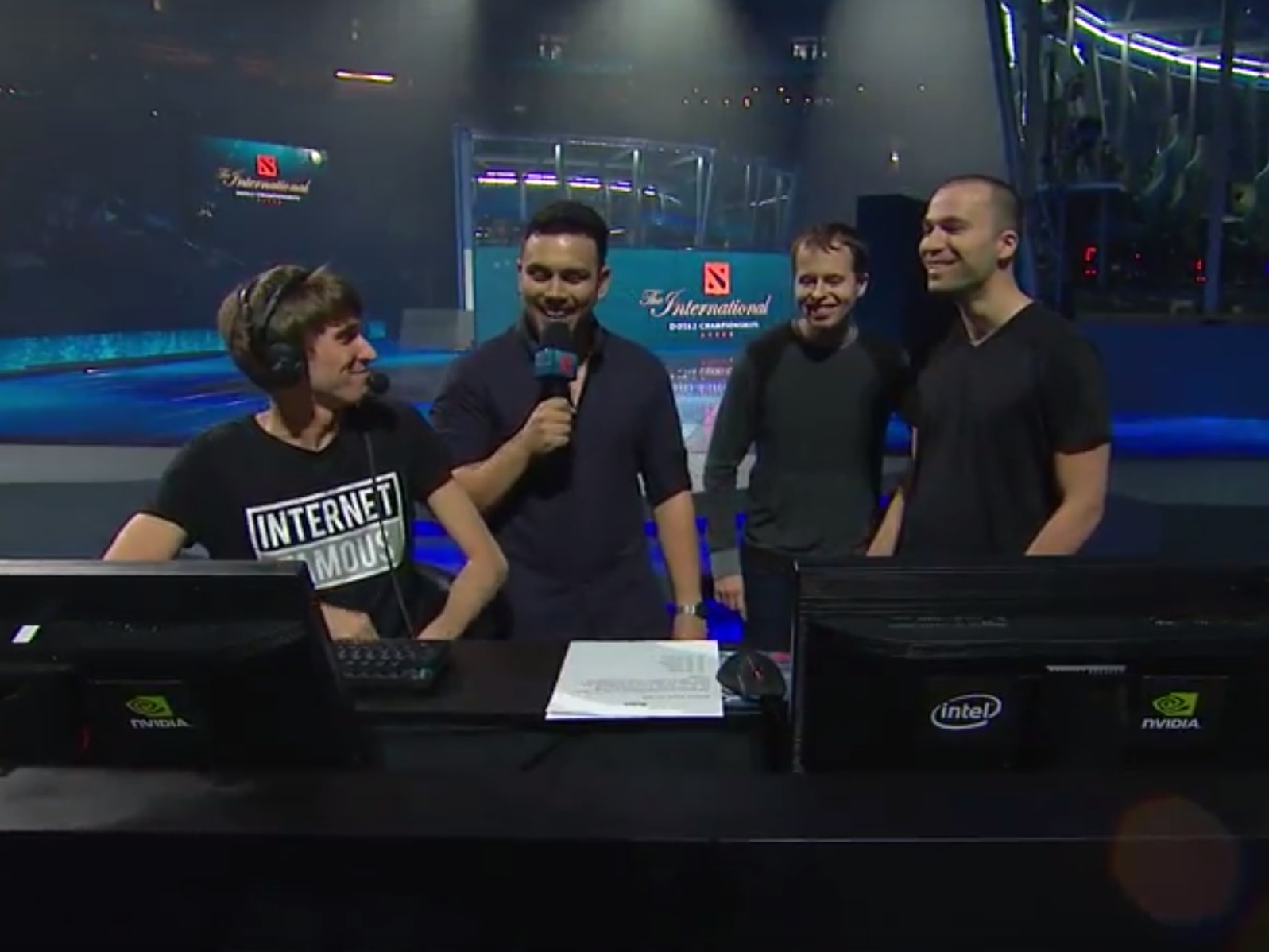 Tri tue nhan tao danh bai game thu chuyen nghiep hinh anh