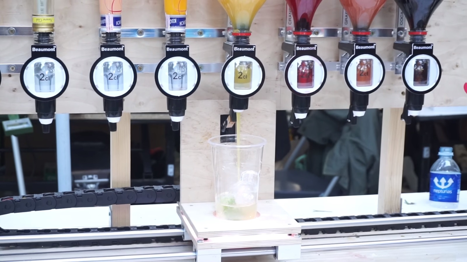 Robot tron cocktail chuyen nghiep nhu bartender hinh anh