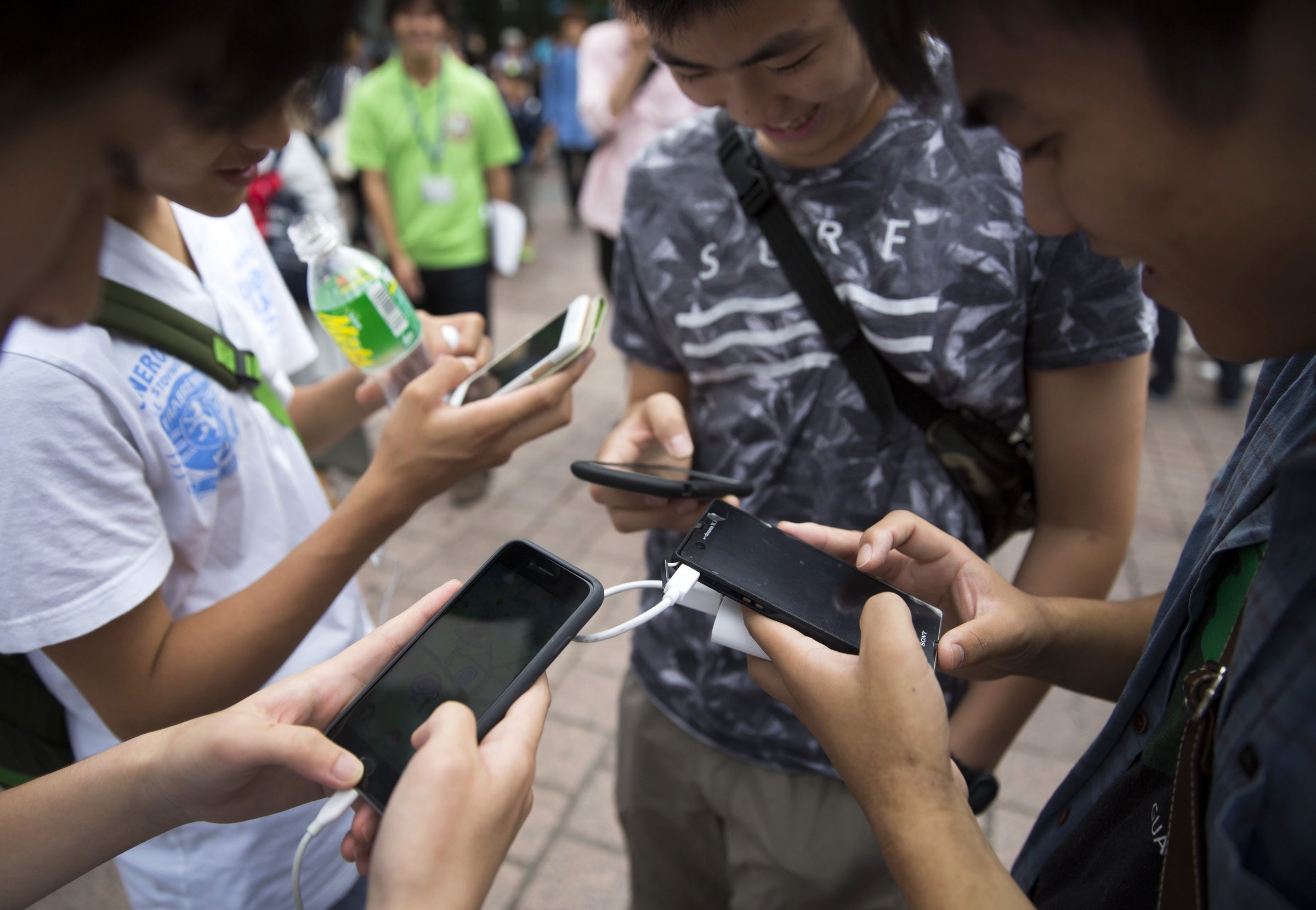 Vi sao ban khong the roi chiec smartphone? hinh anh