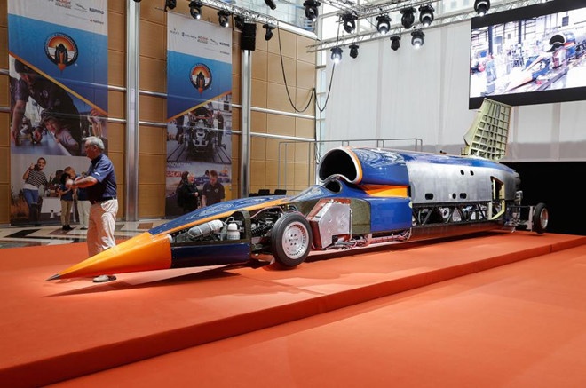 Sieu xe Bloodhound SSC chay thu nghiem tai san bay Newquay hinh anh