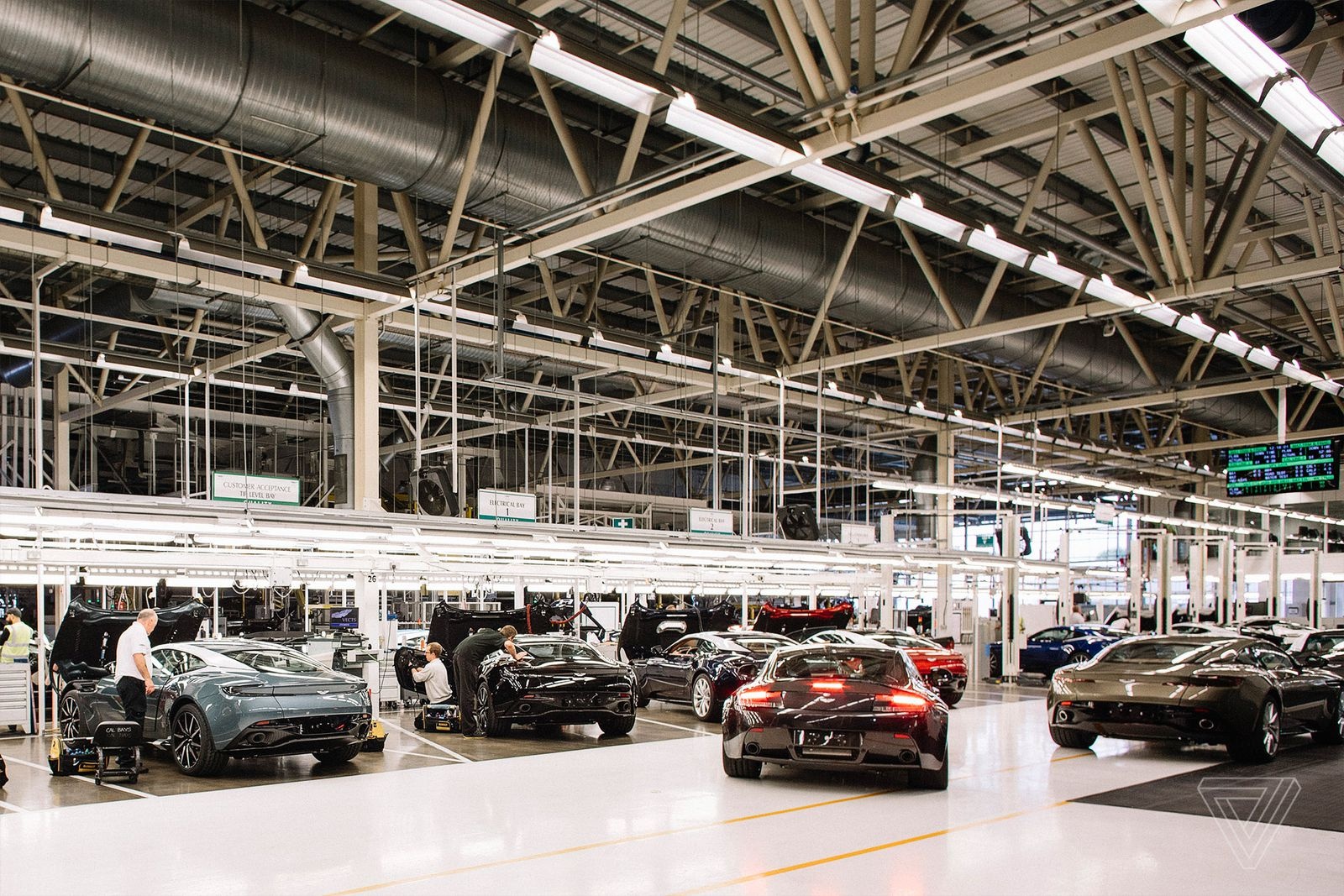 Ben trong nha may cua Aston Martin hinh anh