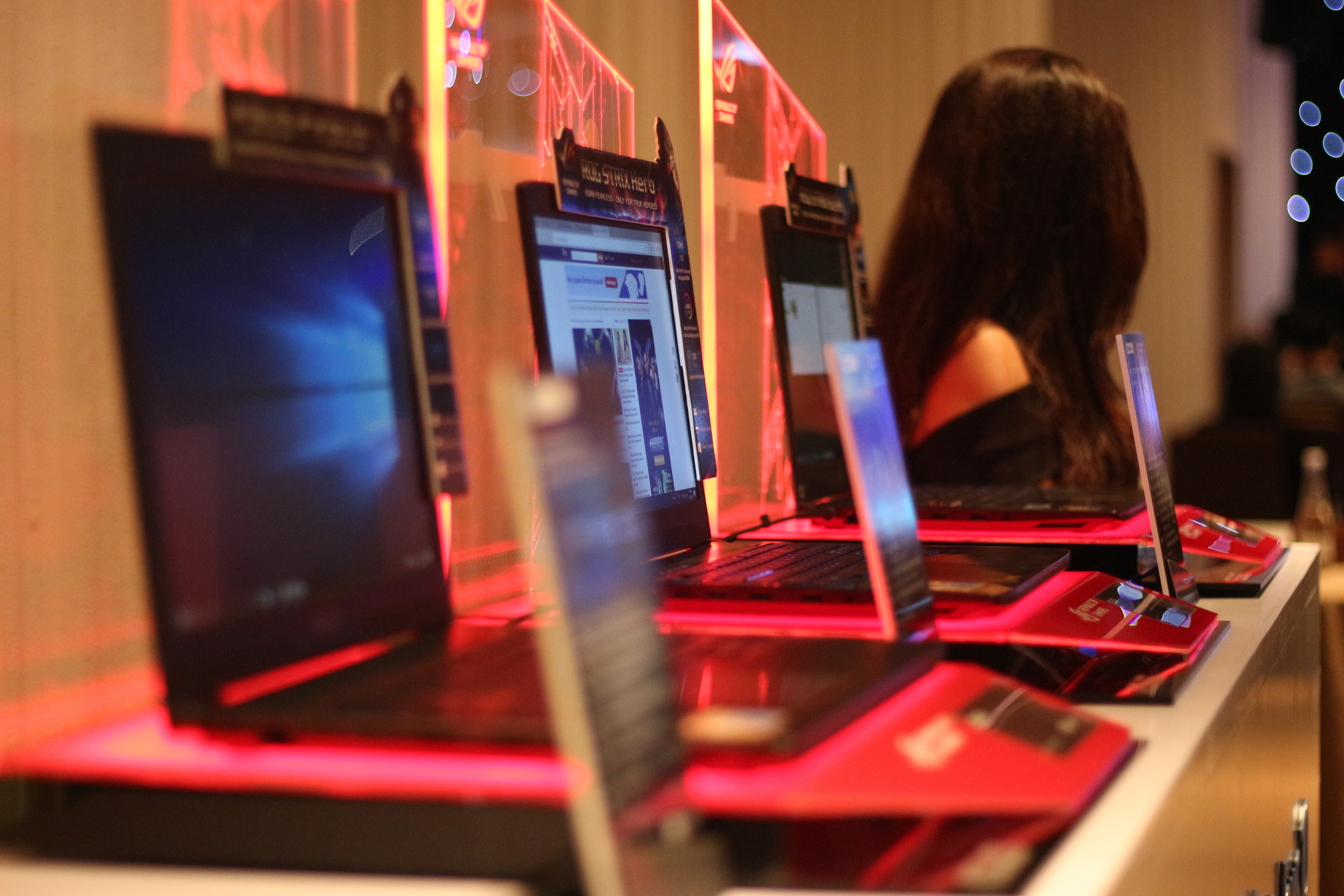 Asus ra mắt laptop sử dụng Windows 10 ảnh 1 Asus ra mat laptop su dung Windows 10 anh 1